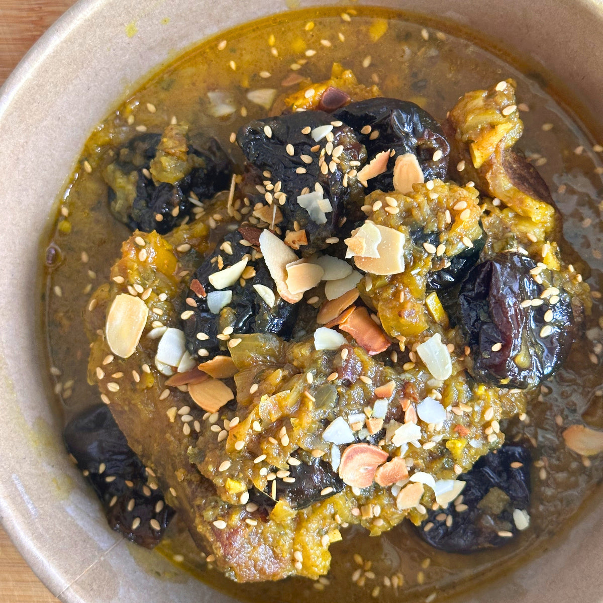 Tajine d'Agneau aux Pruneaux, Sésame & Amandes Grillées